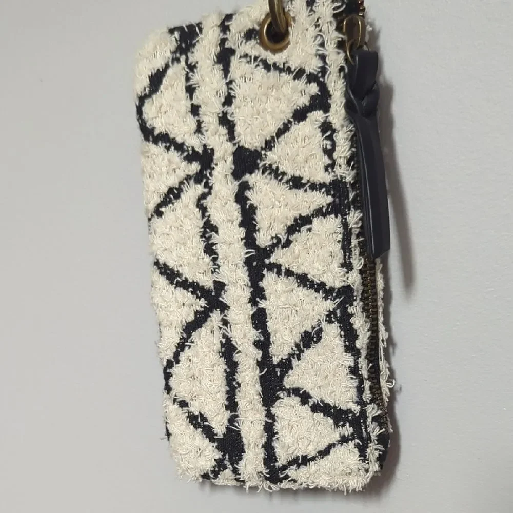 Universal Thread stylish wristlet